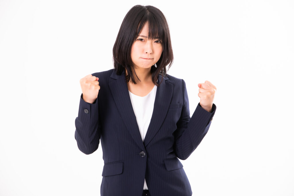 ガッツポーズする女性