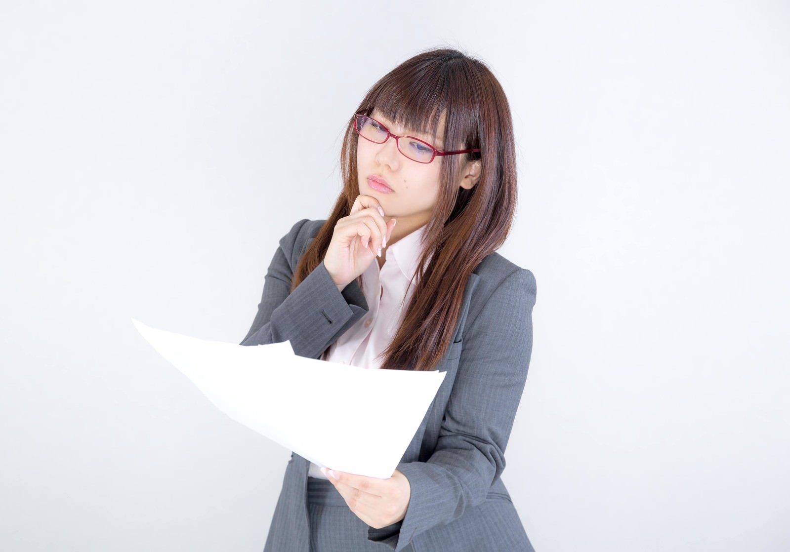 書類を見て首をかしげる女性