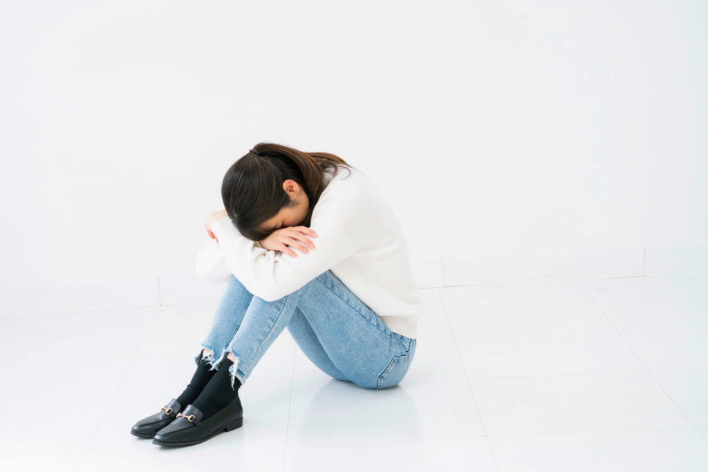 座って泣く女性