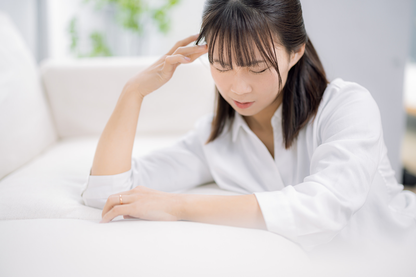 苦しい顔の女性
