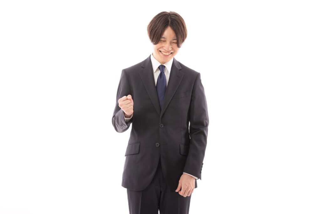 ガッツポーズの男性