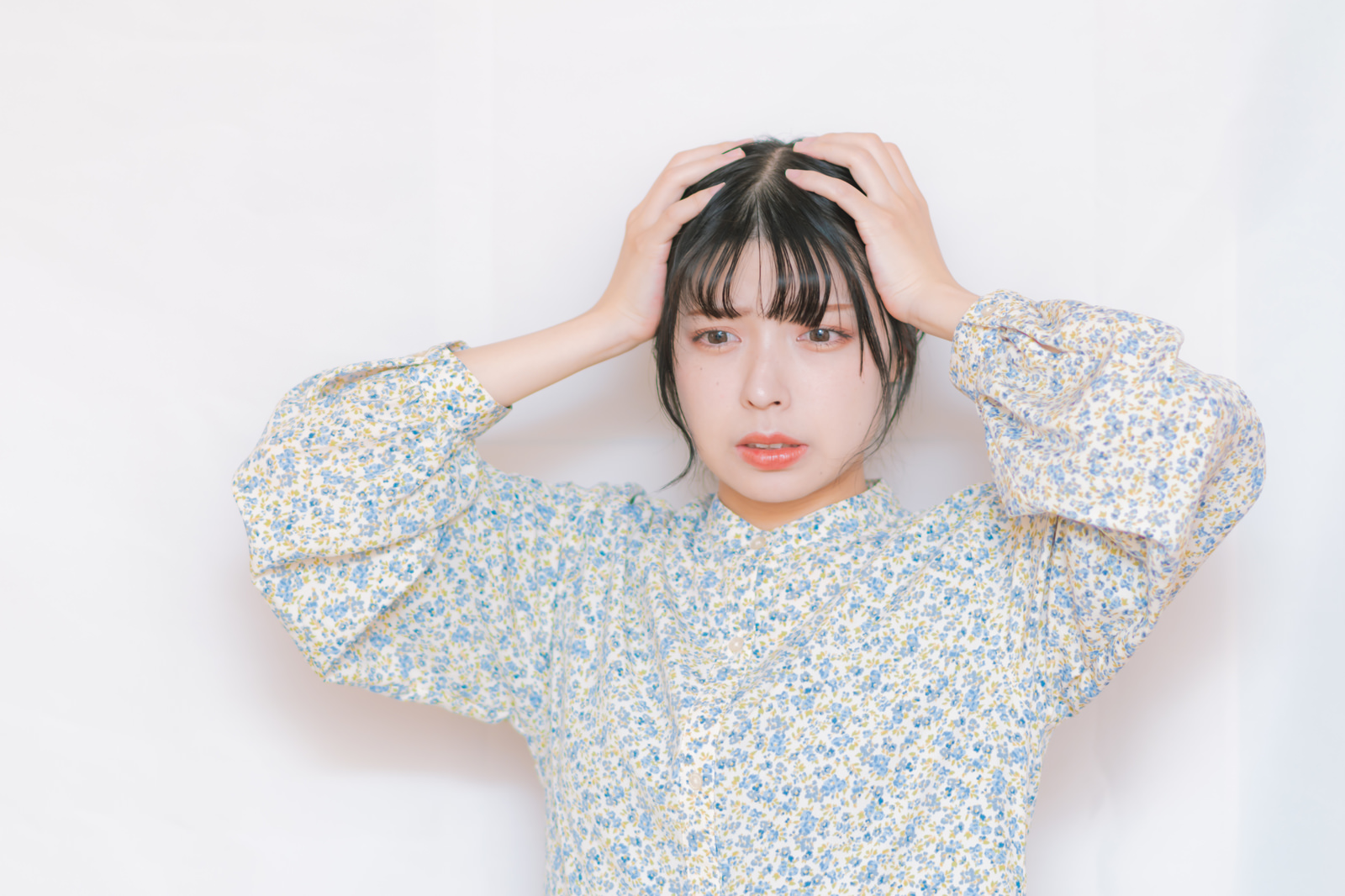頭を悩ませている女性